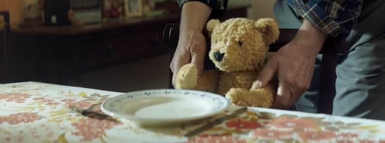 葡萄牙电信运营商NOS圣诞广告：落在爷爷家的小熊玩偶
